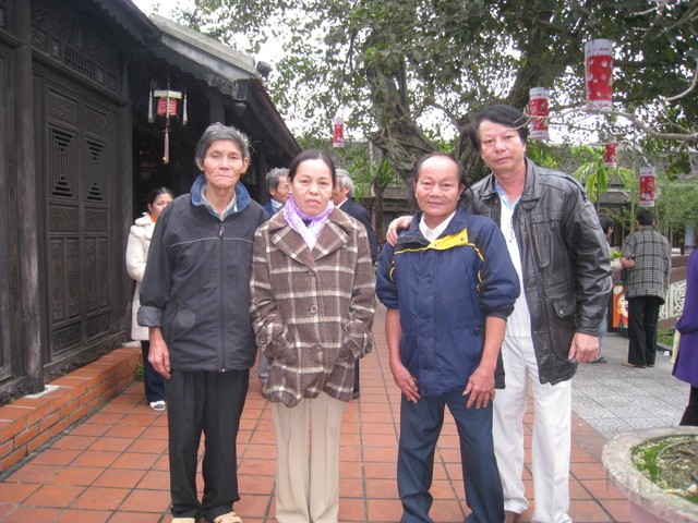 DangTonK1A HuongK1A ThaoK1B ThanhK1A.jpg - Từ trái: anh Đặng Tôn K1A, chị Hương K1A, anh Lê Xuân Thảo K1B, anh Thanh K1A